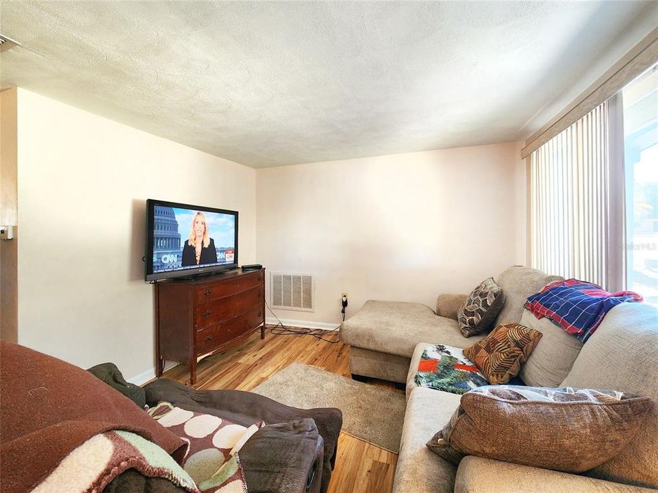 For Sale: $279,000 (2 beds, 2 baths, 1068 Square Feet)