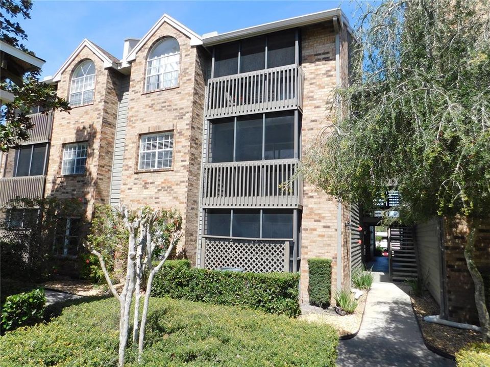 Active With Contract: $1,525 (2 beds, 2 baths, 946 Square Feet)