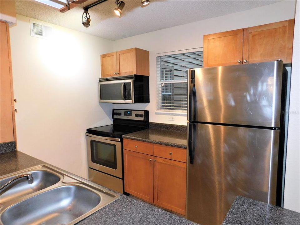 Active With Contract: $1,525 (2 beds, 2 baths, 946 Square Feet)