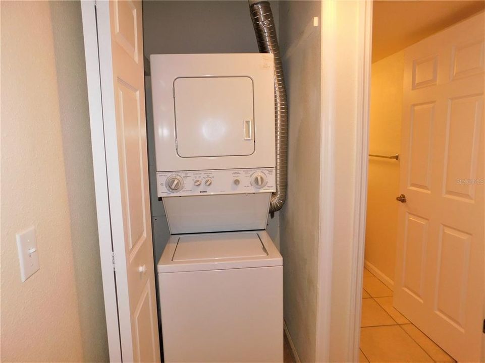 Active With Contract: $1,525 (2 beds, 2 baths, 946 Square Feet)