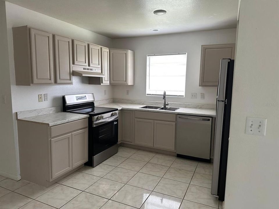 В аренду: $1,695 (3 спален, 2 ванн, 1108 Квадратных фут)