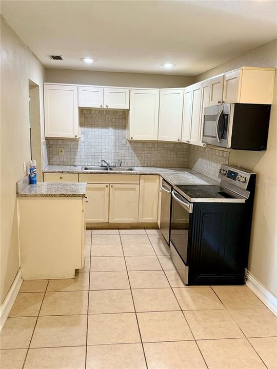 В аренду: $2,500 (4 спален, 2 ванн, 1856 Квадратных фут)