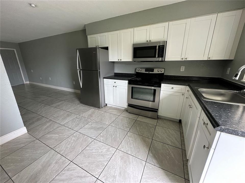 For Rent: $1,100 (2 beds, 1 baths, 800 Square Feet)