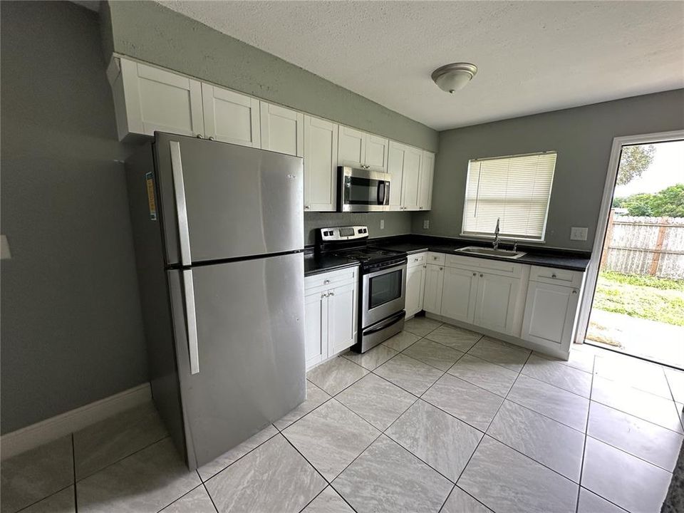 For Rent: $1,100 (2 beds, 1 baths, 800 Square Feet)