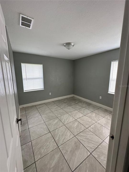 For Rent: $1,100 (2 beds, 1 baths, 800 Square Feet)