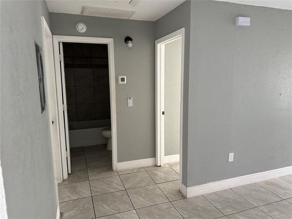 For Rent: $1,100 (2 beds, 1 baths, 800 Square Feet)