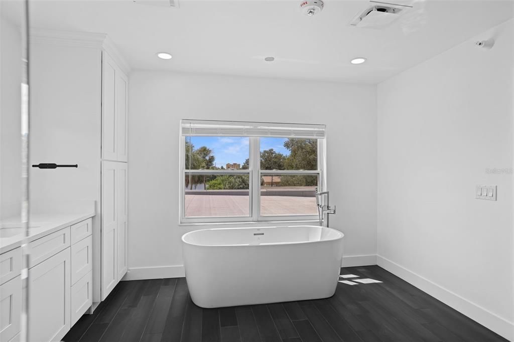 For Sale: $1,950,000 (4 beds, 3 baths, 7040 Square Feet)