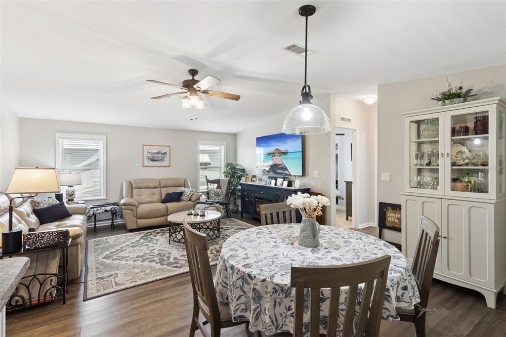 合同活跃: $240,000 (3 贝兹, 2 浴室, 1248 平方英尺)