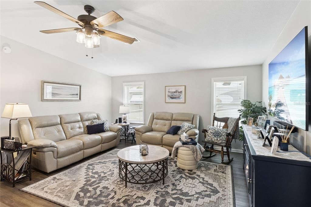 合同活跃: $240,000 (3 贝兹, 2 浴室, 1248 平方英尺)