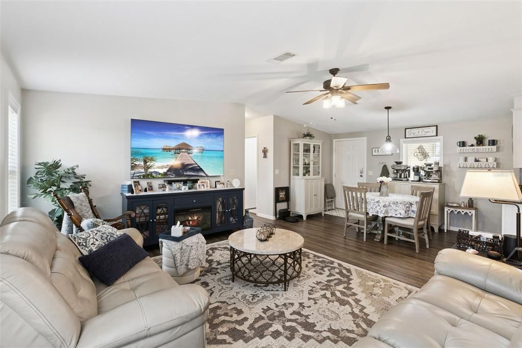 合同活跃: $240,000 (3 贝兹, 2 浴室, 1248 平方英尺)