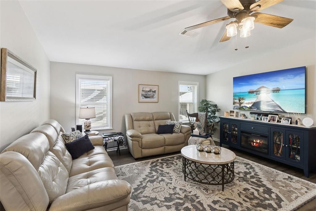 合同活跃: $240,000 (3 贝兹, 2 浴室, 1248 平方英尺)