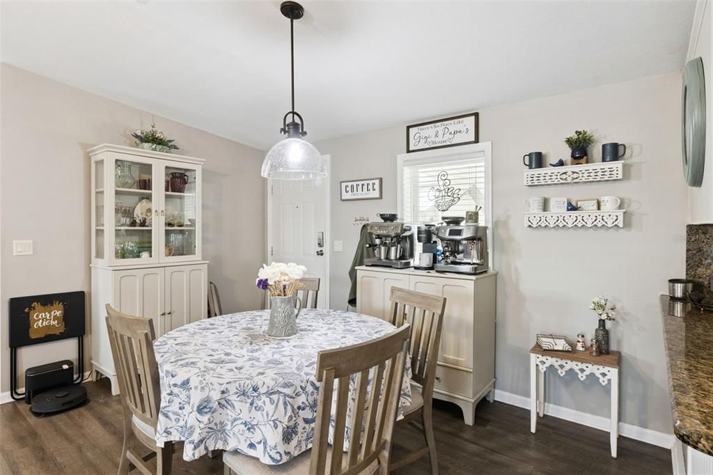 合同活跃: $240,000 (3 贝兹, 2 浴室, 1248 平方英尺)