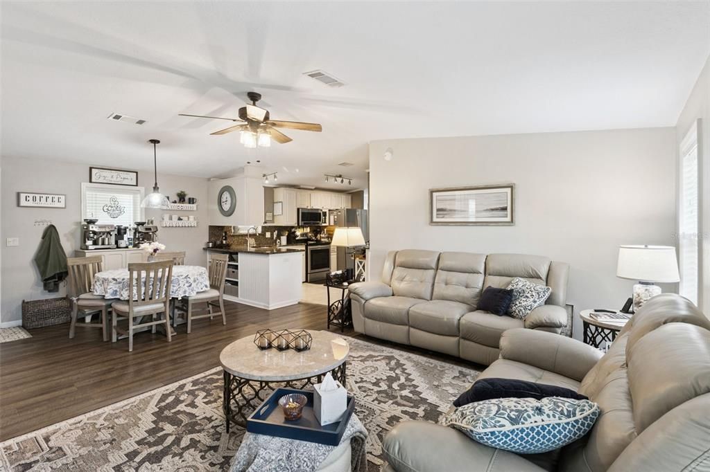 合同活跃: $240,000 (3 贝兹, 2 浴室, 1248 平方英尺)