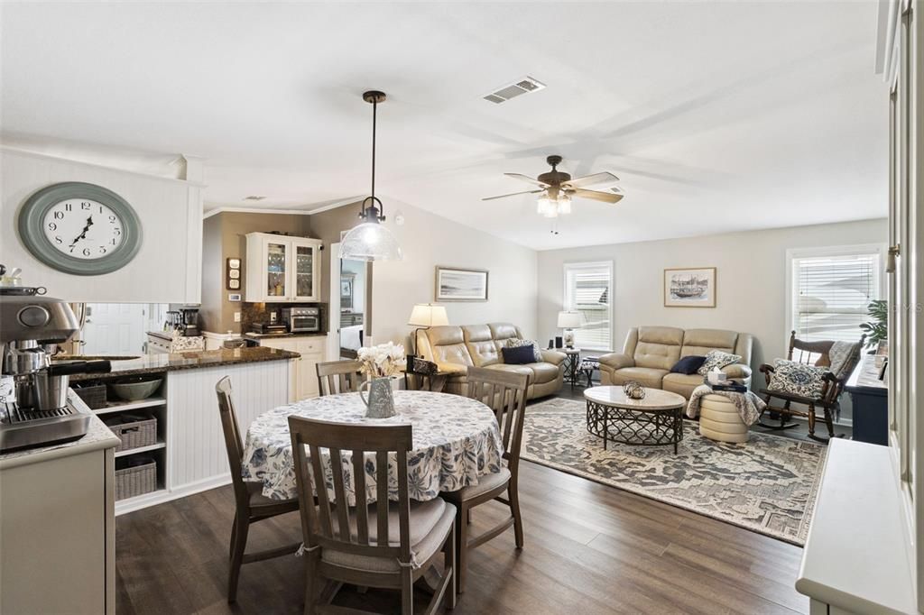 合同活跃: $240,000 (3 贝兹, 2 浴室, 1248 平方英尺)