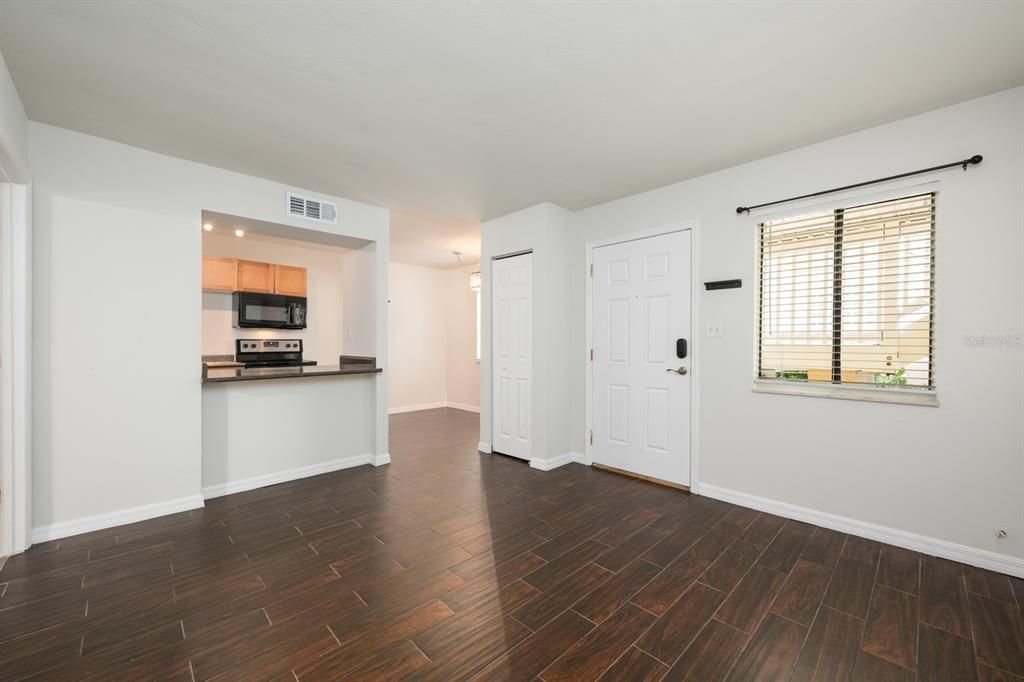 For Sale: $186,000 (1 beds, 1 baths, 625 Square Feet)