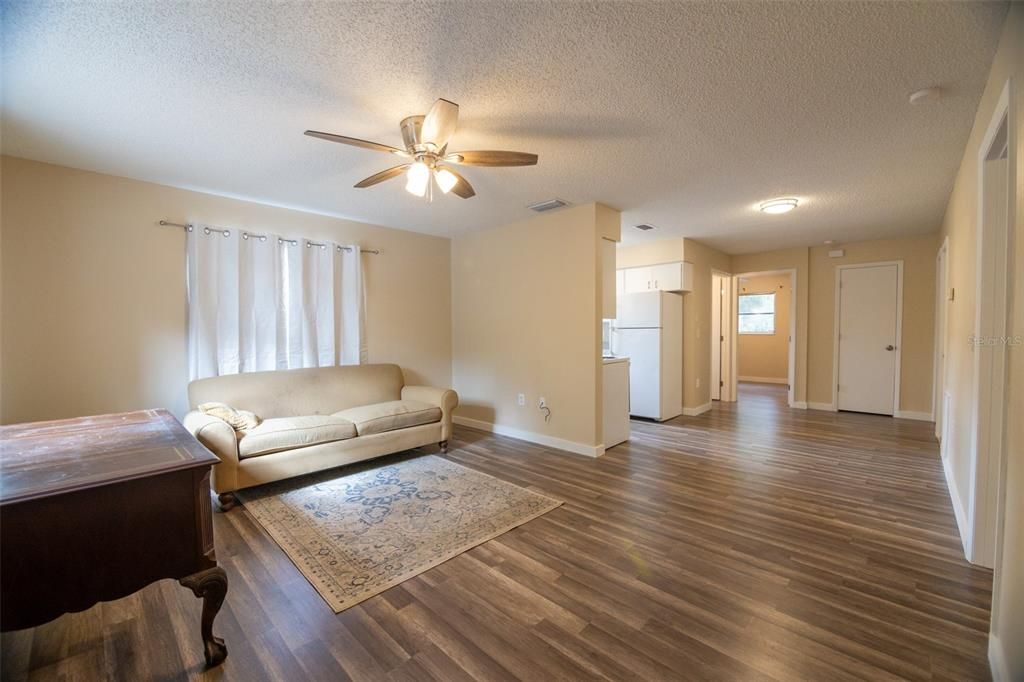 待售: $325,000 (3 贝兹, 2 浴室, 1087 平方英尺)