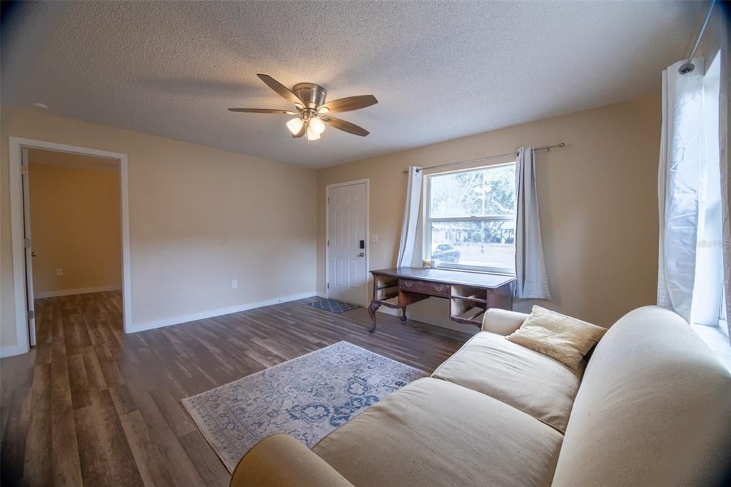 待售: $325,000 (3 贝兹, 2 浴室, 1087 平方英尺)