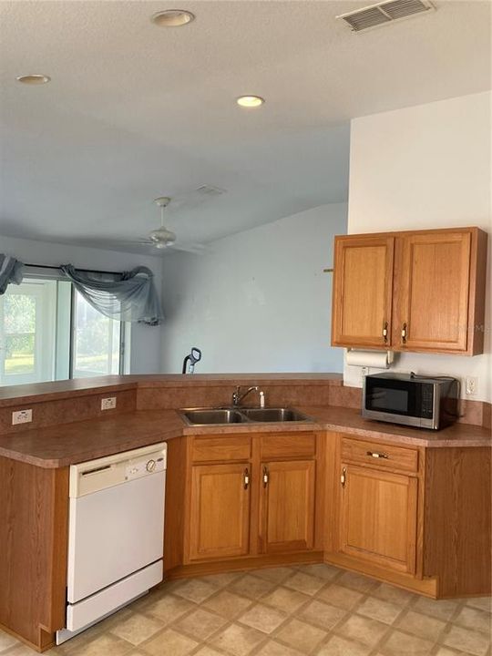 Active With Contract: $187,700 (2 beds, 2 baths, 1319 Square Feet)