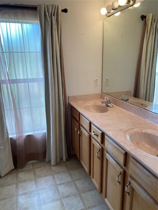 Active With Contract: $187,700 (2 beds, 2 baths, 1319 Square Feet)