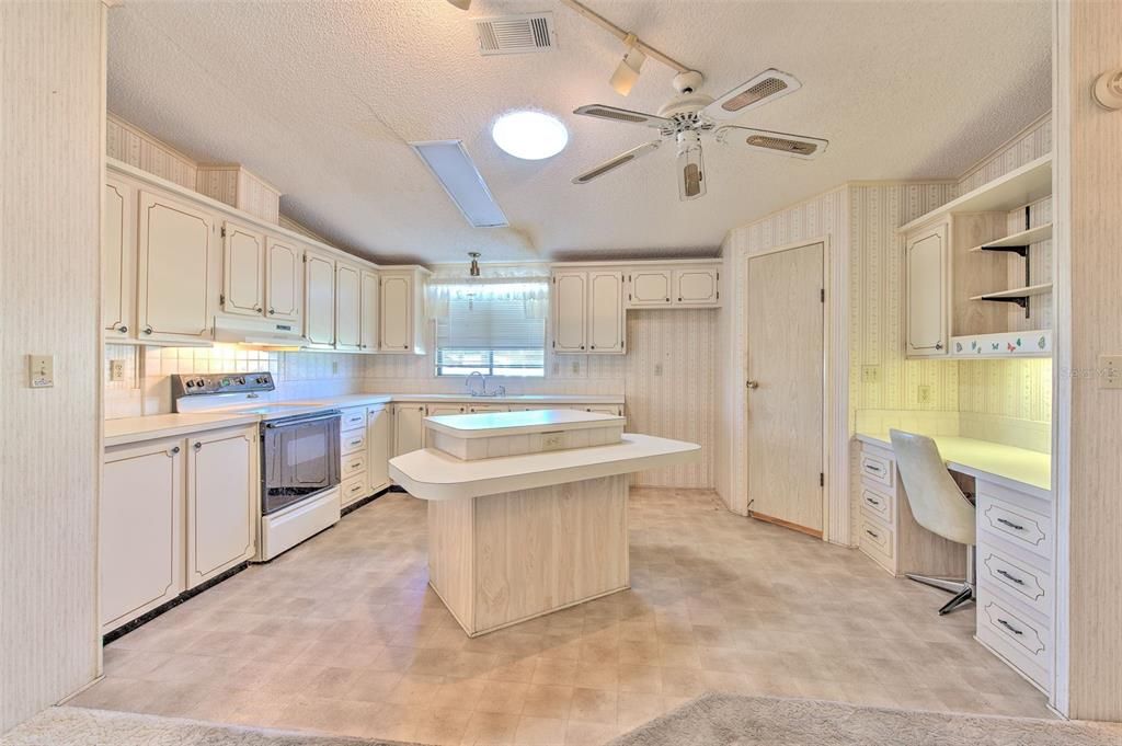 For Sale: $122,000 (2 beds, 2 baths, 1300 Square Feet)