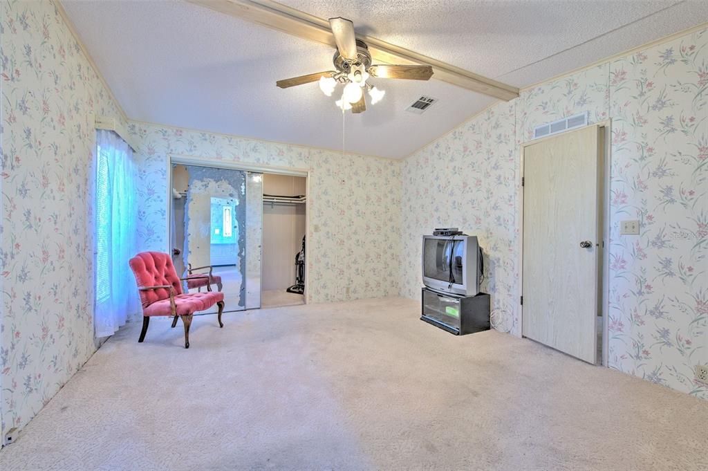 For Sale: $122,000 (2 beds, 2 baths, 1300 Square Feet)