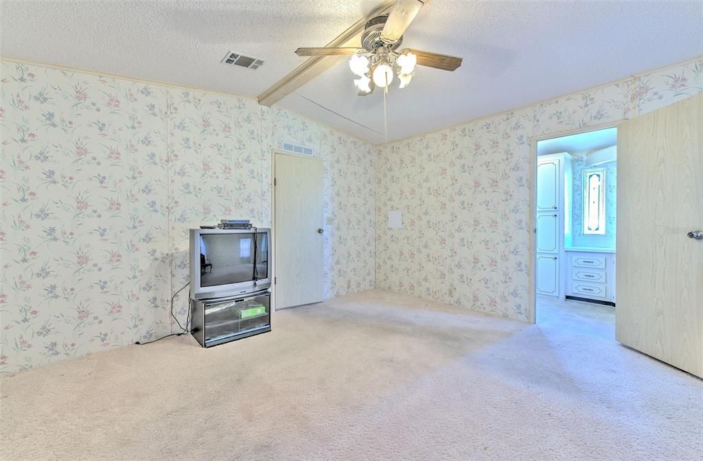 For Sale: $122,000 (2 beds, 2 baths, 1300 Square Feet)