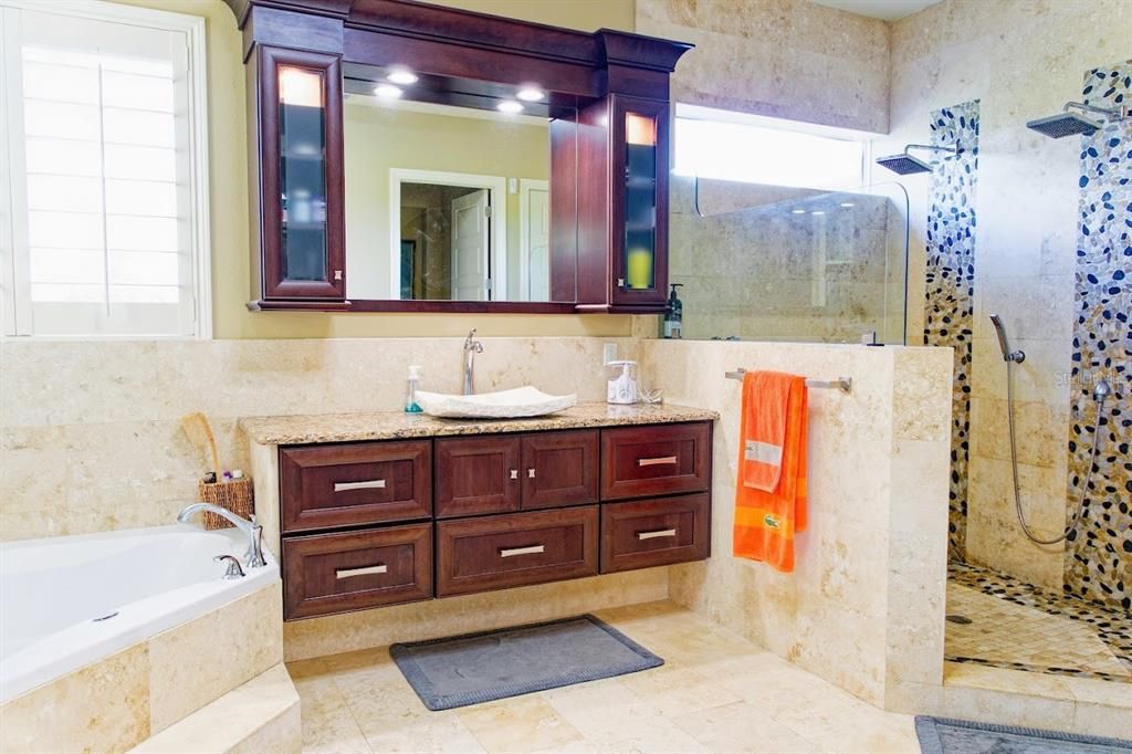 En Venta: $939,500 (3 camas, 3 baños, 3390 Pies cuadrados)