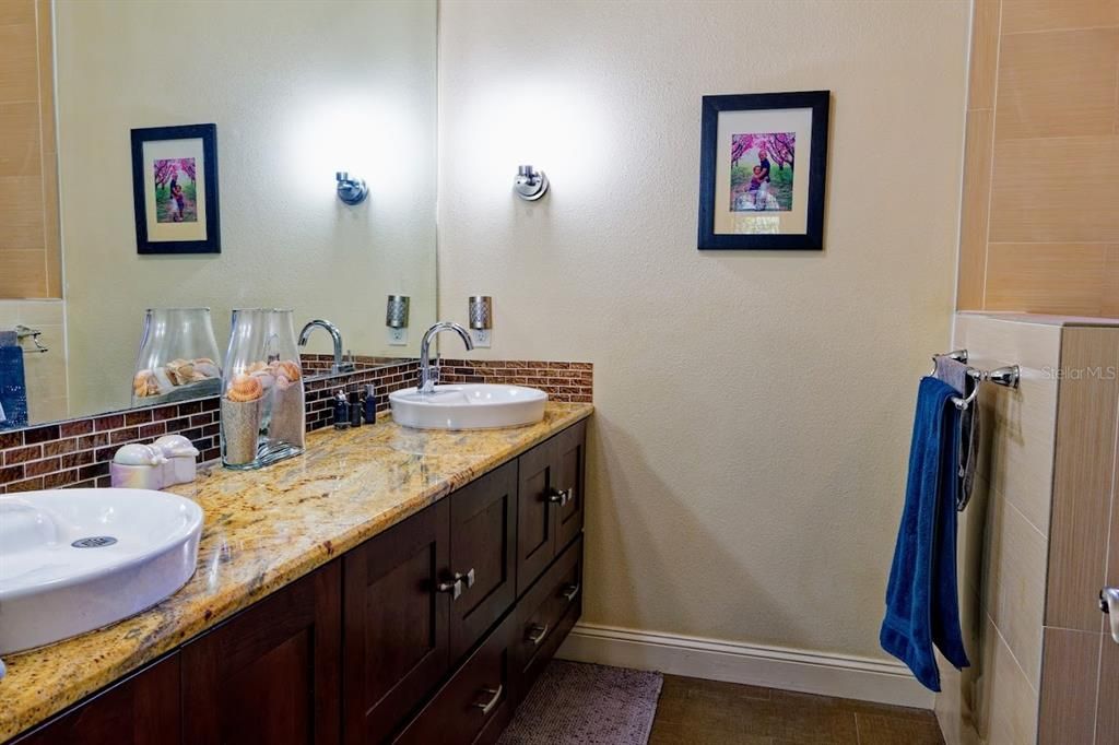 En Venta: $939,500 (3 camas, 3 baños, 3390 Pies cuadrados)