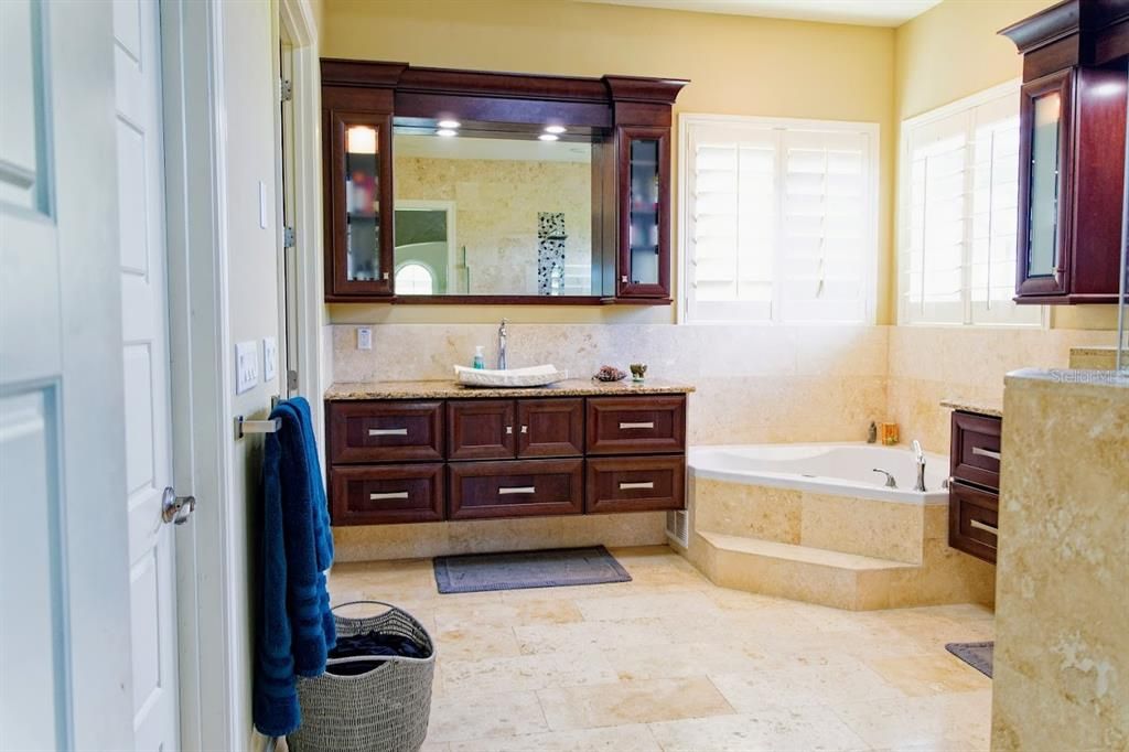 En Venta: $939,500 (3 camas, 3 baños, 3390 Pies cuadrados)