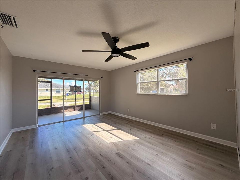 Под контрактом: $349,999 (4 спален, 2 ванн, 1544 Квадратных фут)