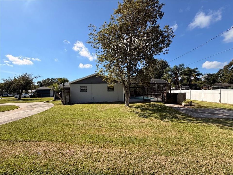 Под контрактом: $349,999 (4 спален, 2 ванн, 1544 Квадратных фут)