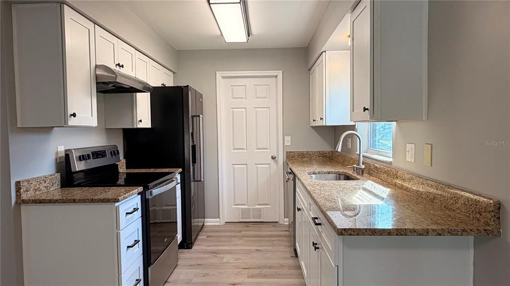 Под контрактом: $349,999 (4 спален, 2 ванн, 1544 Квадратных фут)