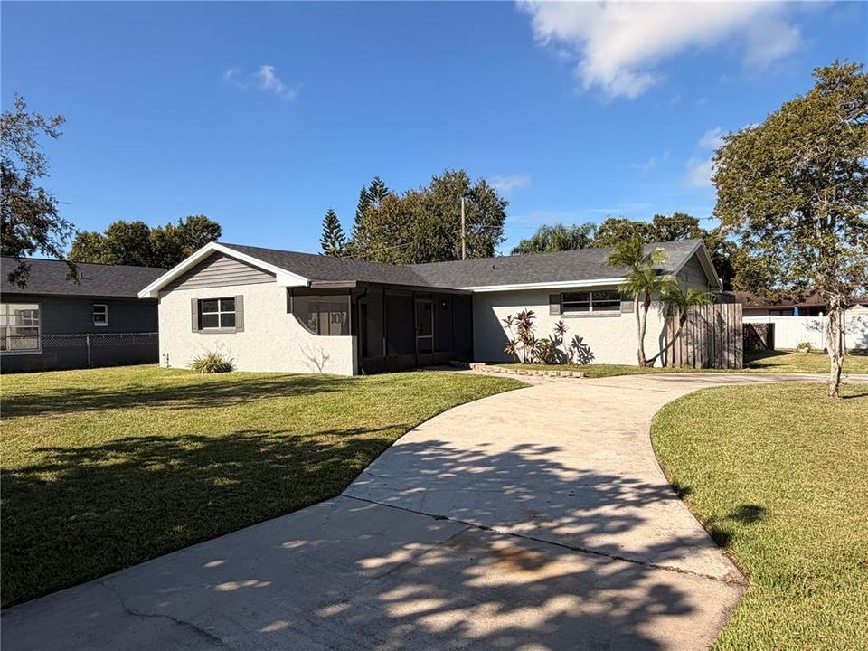 Под контрактом: $349,999 (4 спален, 2 ванн, 1544 Квадратных фут)