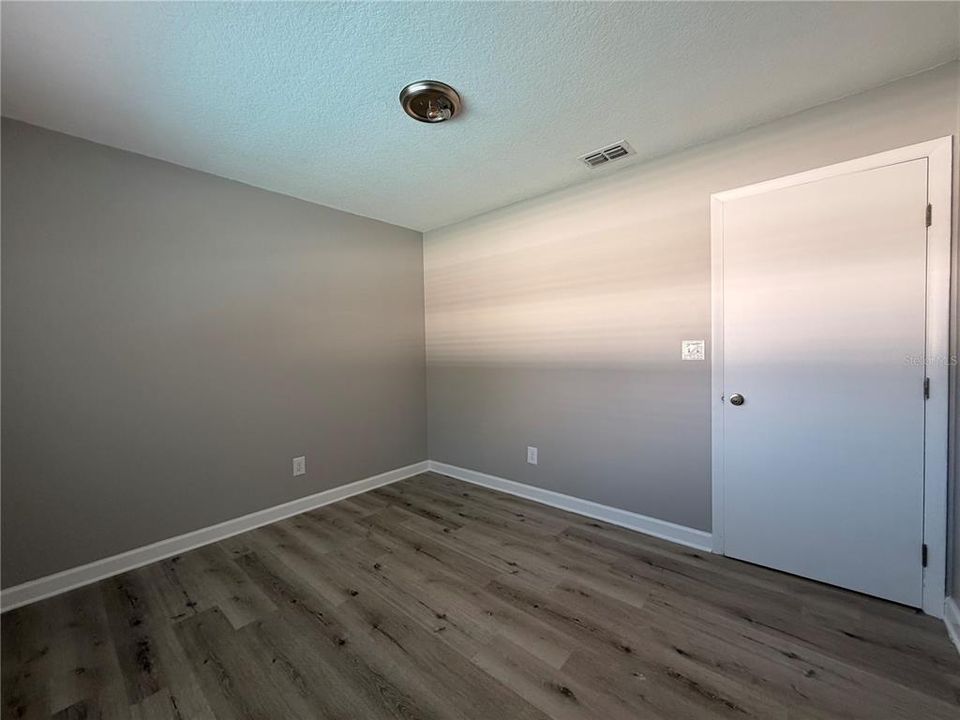 Под контрактом: $349,999 (4 спален, 2 ванн, 1544 Квадратных фут)