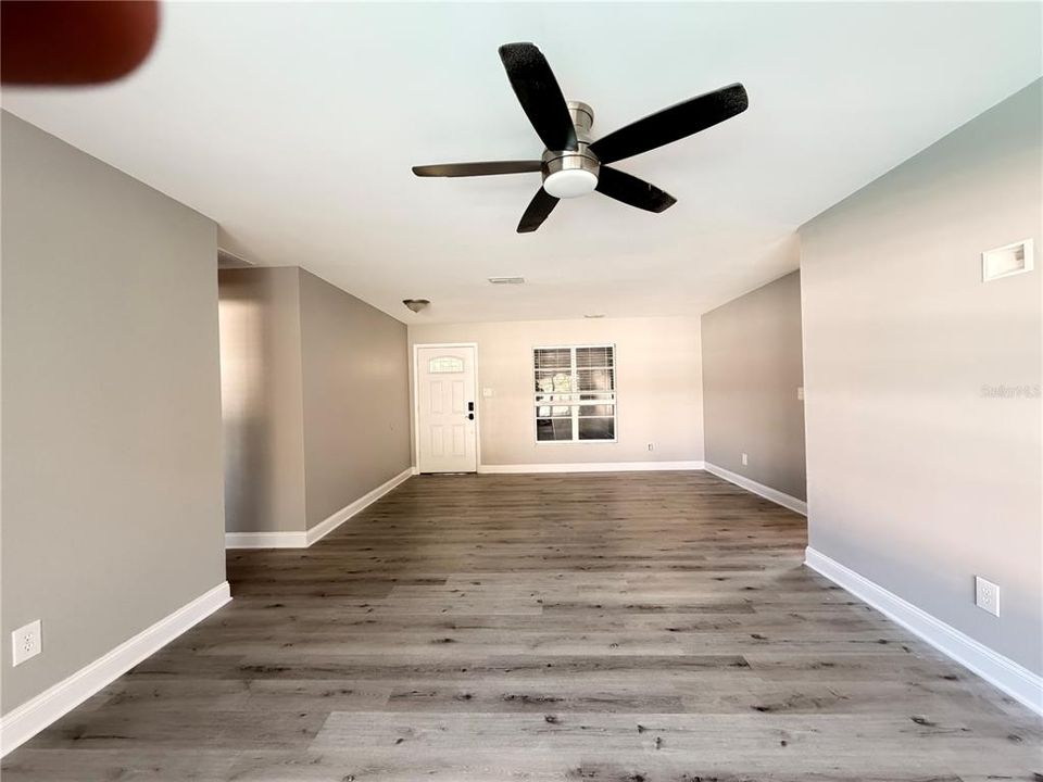 Под контрактом: $349,999 (4 спален, 2 ванн, 1544 Квадратных фут)