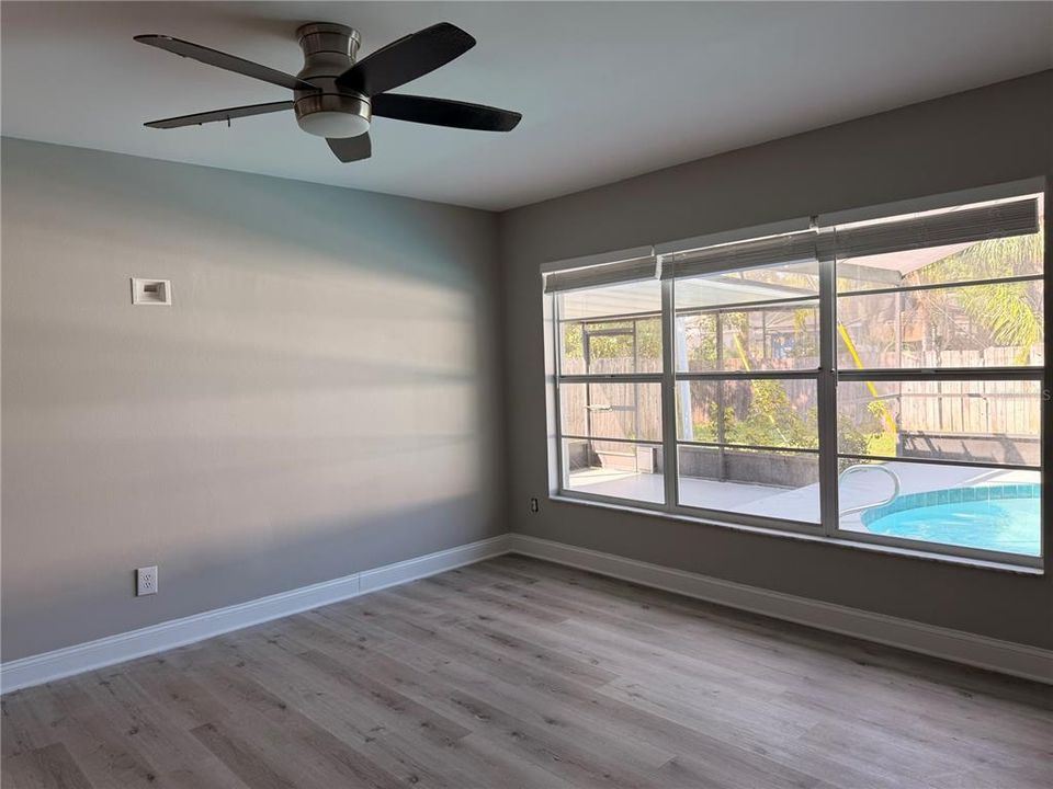 Под контрактом: $349,999 (4 спален, 2 ванн, 1544 Квадратных фут)