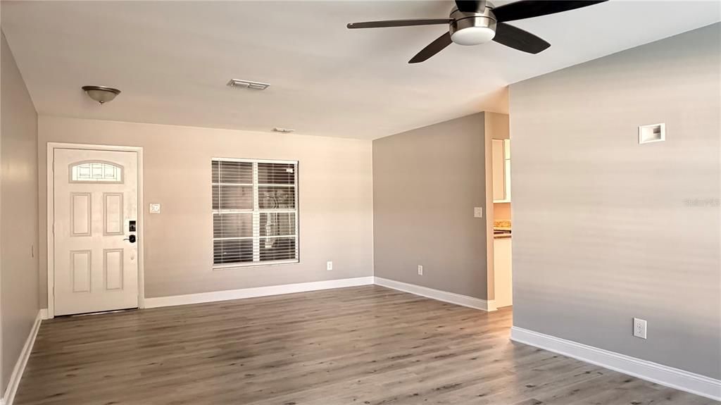 Под контрактом: $349,999 (4 спален, 2 ванн, 1544 Квадратных фут)