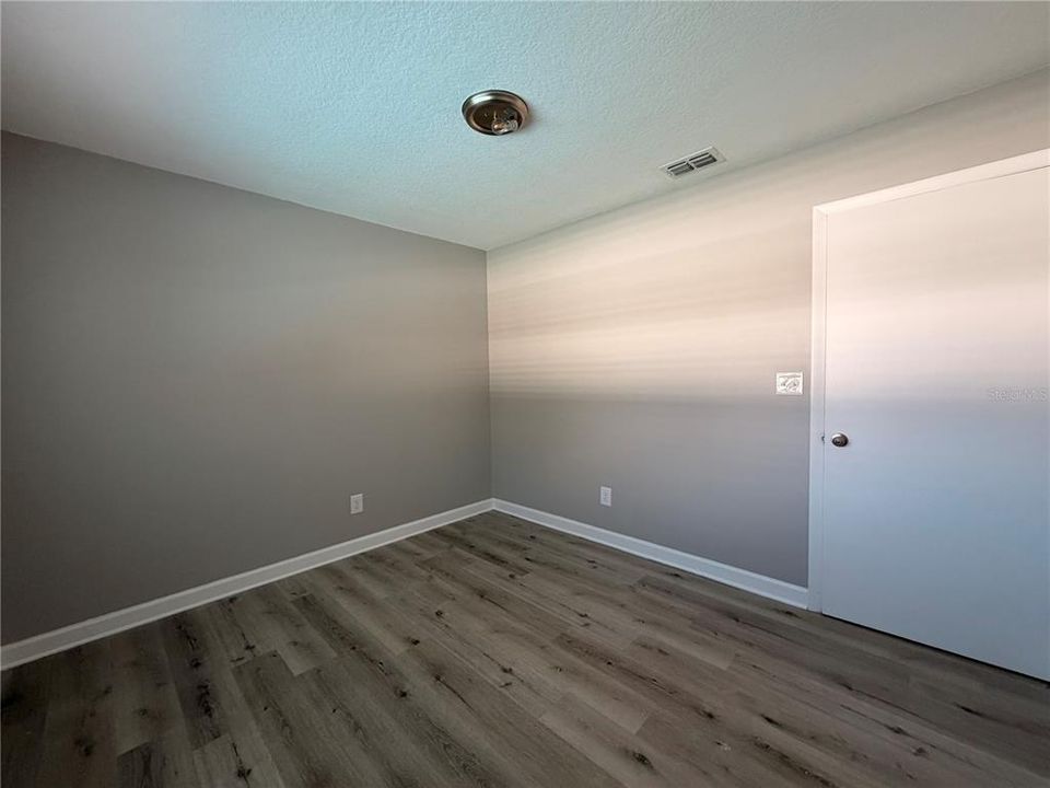 Под контрактом: $349,999 (4 спален, 2 ванн, 1544 Квадратных фут)