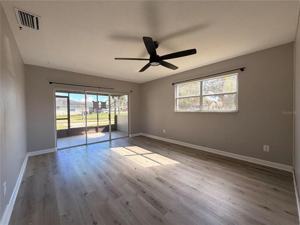 Под контрактом: $349,999 (4 спален, 2 ванн, 1544 Квадратных фут)