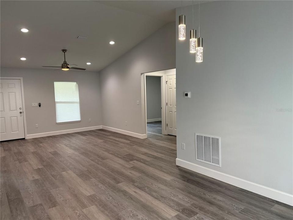 В аренду: $1,695 (3 спален, 2 ванн, 1127 Квадратных фут)