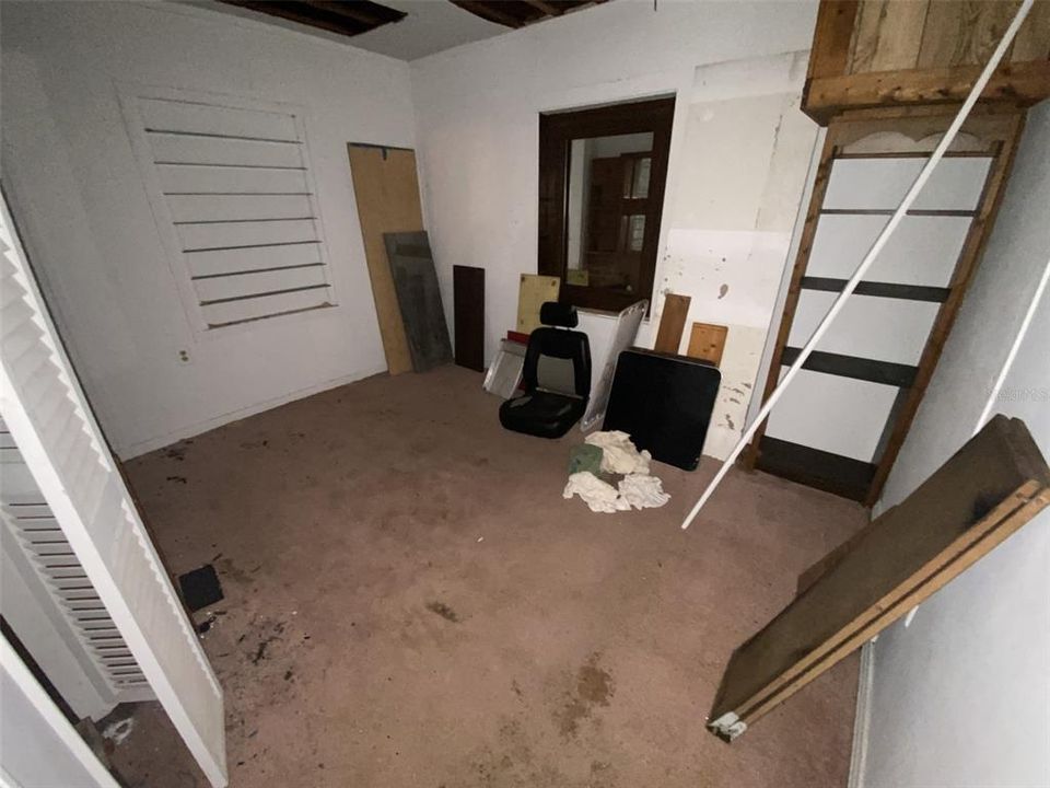 待售: $129,000 (1 贝兹, 1 浴室, 944 平方英尺)