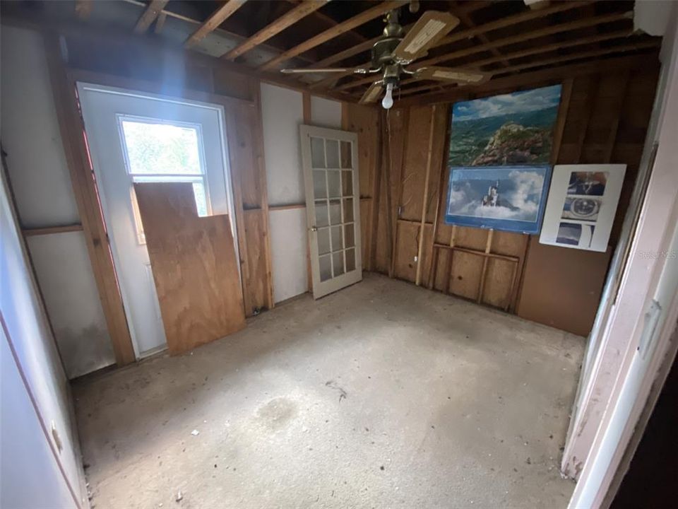 待售: $129,000 (1 贝兹, 1 浴室, 944 平方英尺)