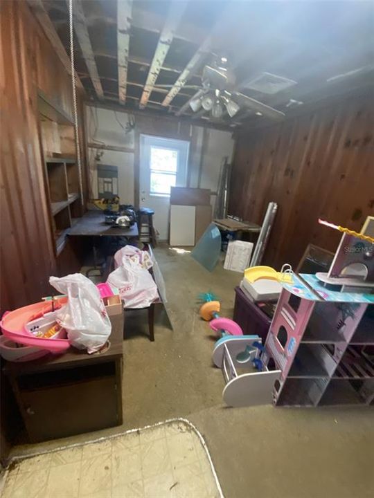 待售: $129,000 (1 贝兹, 1 浴室, 944 平方英尺)