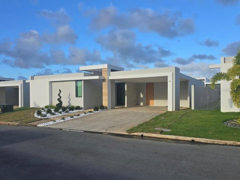 Недавно продано: $845,000 (4 спален, 3 ванн, 2300 Квадратных фут)