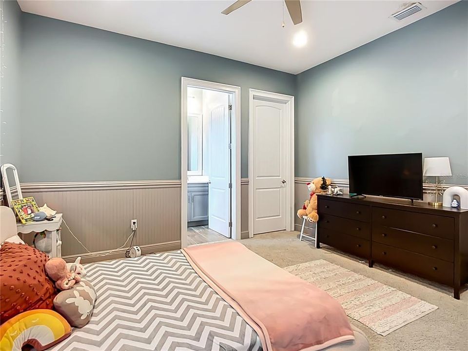 For Sale: $3,290,000 (5 beds, 6 baths, 5161 Square Feet)