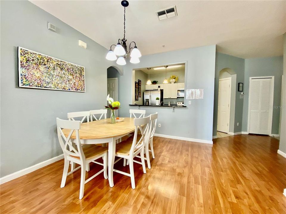 Под контрактом: $239,000 (3 спален, 2 ванн, 1402 Квадратных фут)