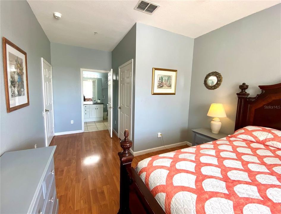 Под контрактом: $239,000 (3 спален, 2 ванн, 1402 Квадратных фут)