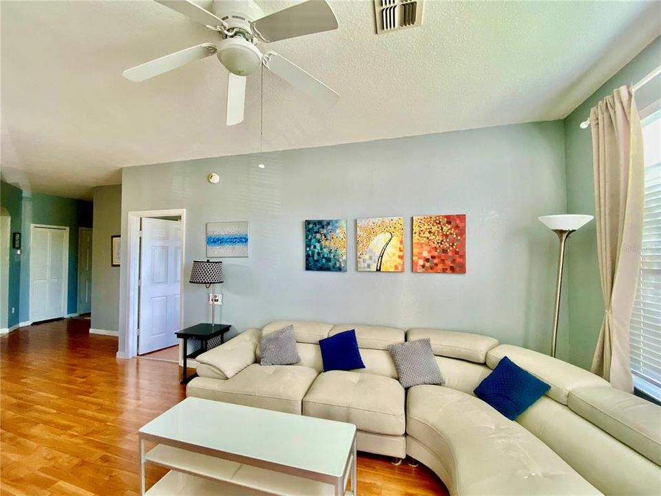 Под контрактом: $239,000 (3 спален, 2 ванн, 1402 Квадратных фут)