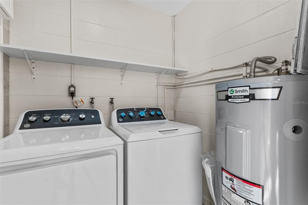 For Sale: $179,500 (2 beds, 2 baths, 979 Square Feet)