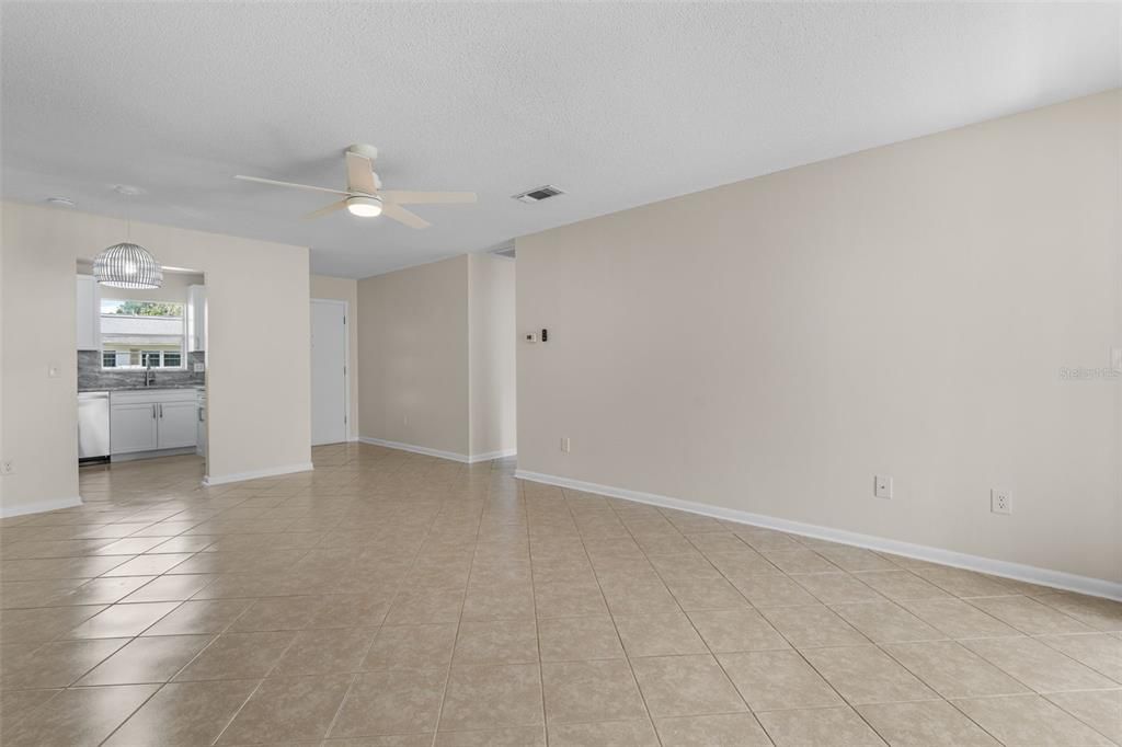 For Sale: $179,500 (2 beds, 2 baths, 979 Square Feet)